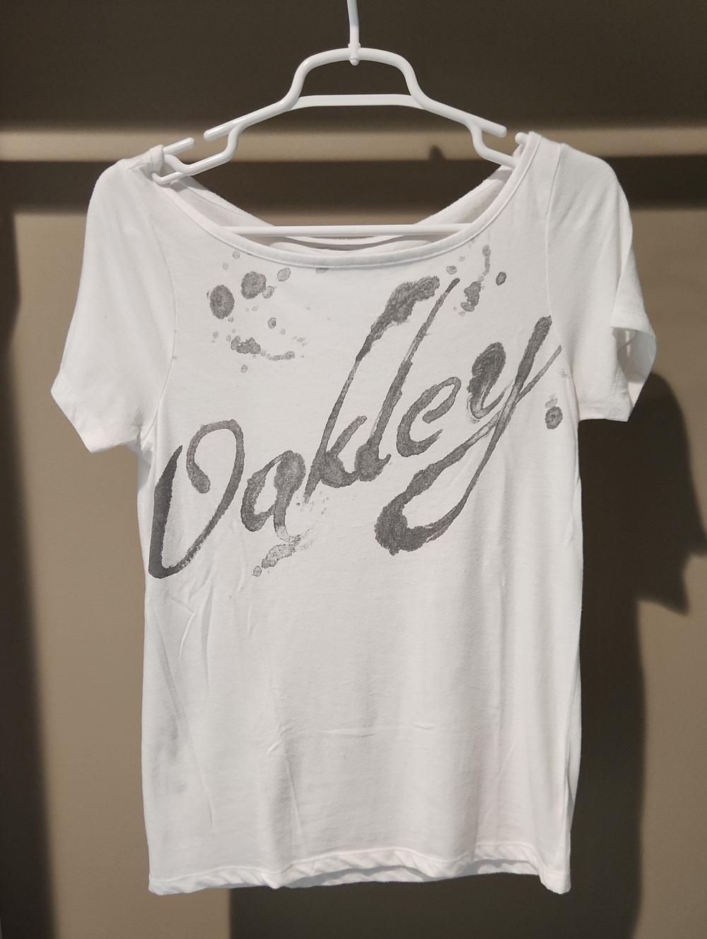 Women's Oakley White Short Sleeve Graphic Scoop Neck Tee - Xs